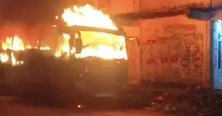 নারায়ণগঞ্জে গভীর রাতে পার্কিং করা বাসে আগুন